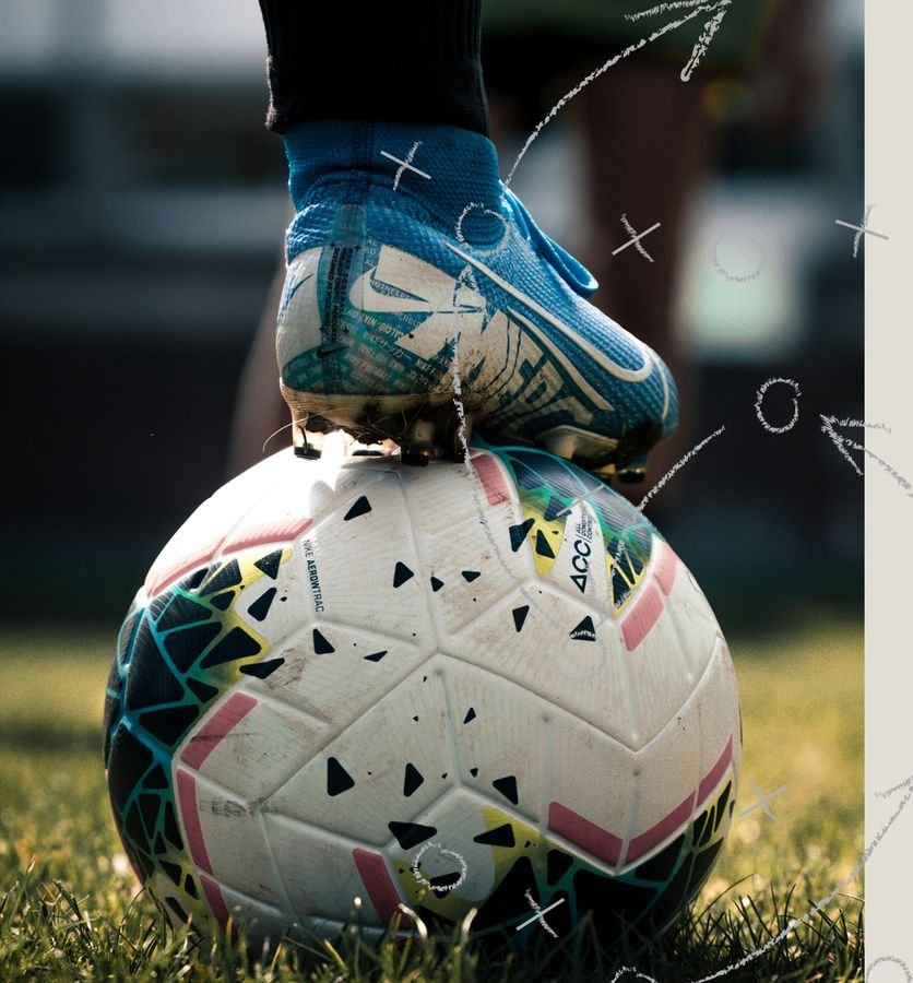 Pelota de fútbol en la cancha